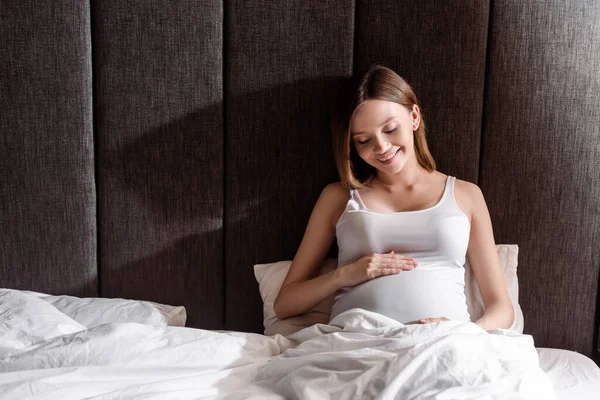 Donna Felice Incinta Che Tocca Guarda Pancia Camera Letto — Foto Stock