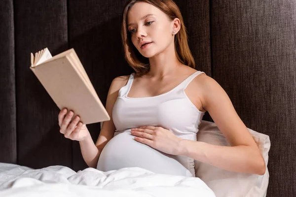 Schwangere Liest Buch Schlafzimmer — Stockfoto