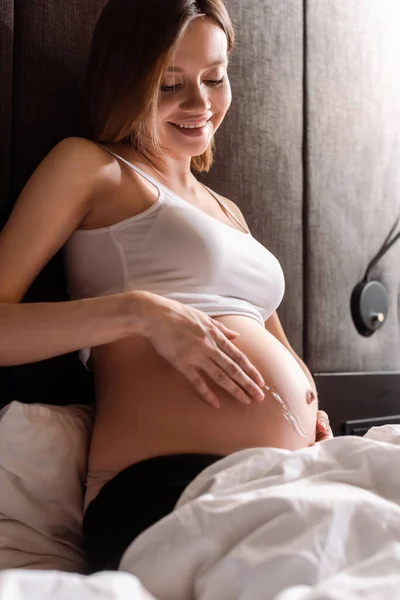 Selective Focus Happy Pregnant Woman Touching Belly Gel Bedroom — Stock Photo, Image