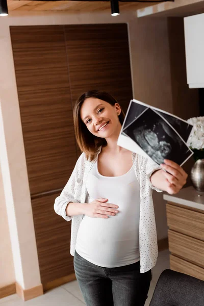 Selective Focus Happy Pregnant Woman Holding Ultrasound Photos — Stock Photo, Image