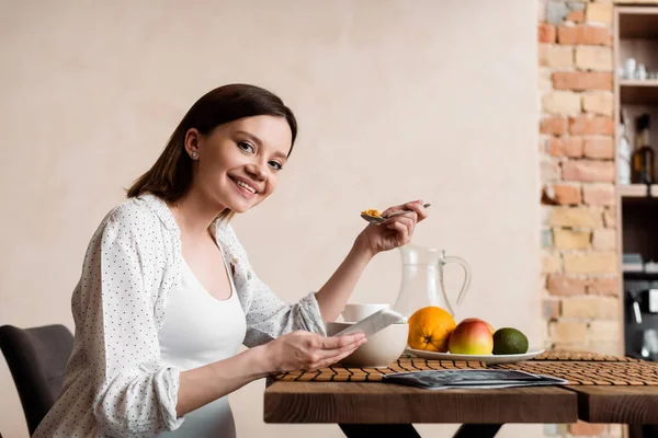 Felice Donna Incinta Tenendo Cucchiaio Con Fiocchi Mais Smartphone — Foto Stock