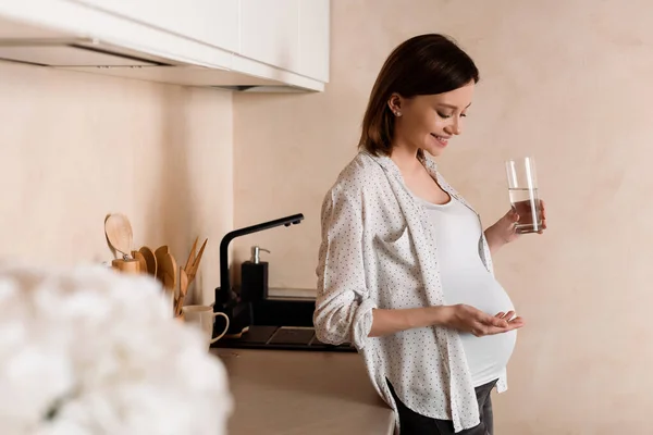 Selektiver Fokus Einer Glücklichen Schwangeren Mit Einem Glas Wasser — Stockfoto