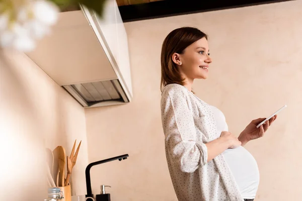 Messa Fuoco Selettiva Felice Donna Incinta Utilizzando Smartphone — Foto Stock