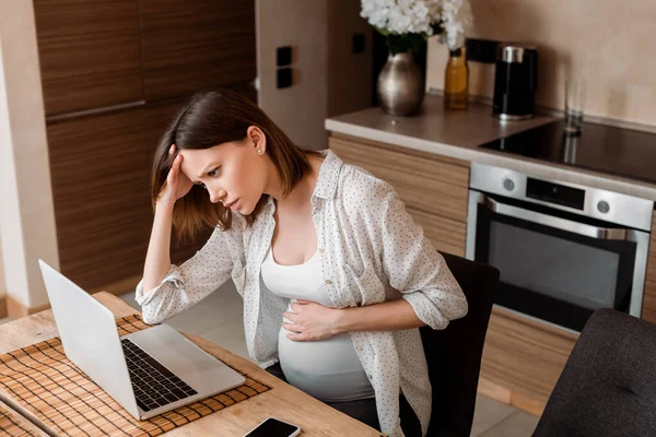 Agotado Embarazada Freelancer Utilizando Ordenador Portátil Mientras Toca Vientre Casa — Foto de Stock