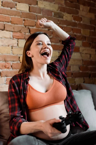 Kyiv Ucrania Abril 2020 Enfoque Selectivo Mujer Emocionada Embarazada Sosteniendo —  Fotos de Stock