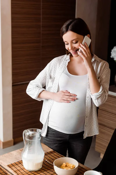 Happy Pregnant Woman Talking Smartphone Tasty Corn Flakes Milk Jug — Stock Photo, Image