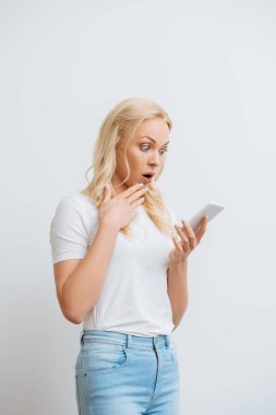 Beyaz telefondan görüntülü arama yapılırken kızın çenesine dokunması şok edici.