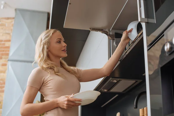 Young Housewife Putting Clean Plates Rack Kitchen — Stock Photo, Image