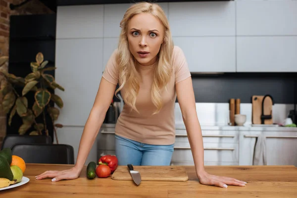 Arrabbiato Giovane Donna Guardando Fotocamera Mentre Piedi Vicino Verdure Fresche — Foto Stock