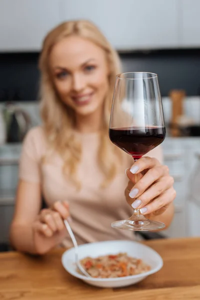 Selektiver Fokus Einer Fröhlichen Frau Die Ein Glas Rotwein Der — Stockfoto