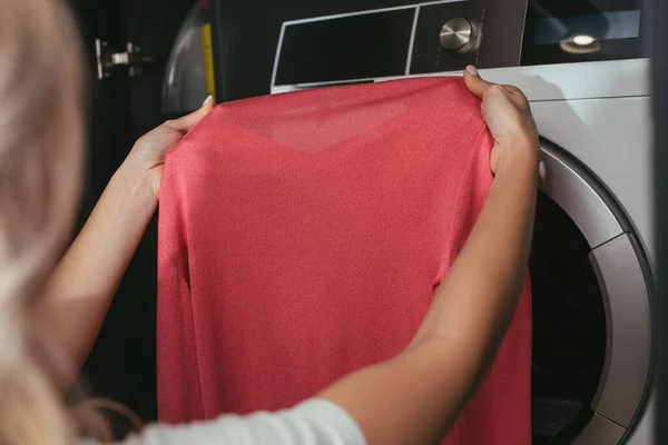 Vista Cortada Dona Casa Segurando Pulôver Perto Máquina Lavar Roupa — Fotografia de Stock