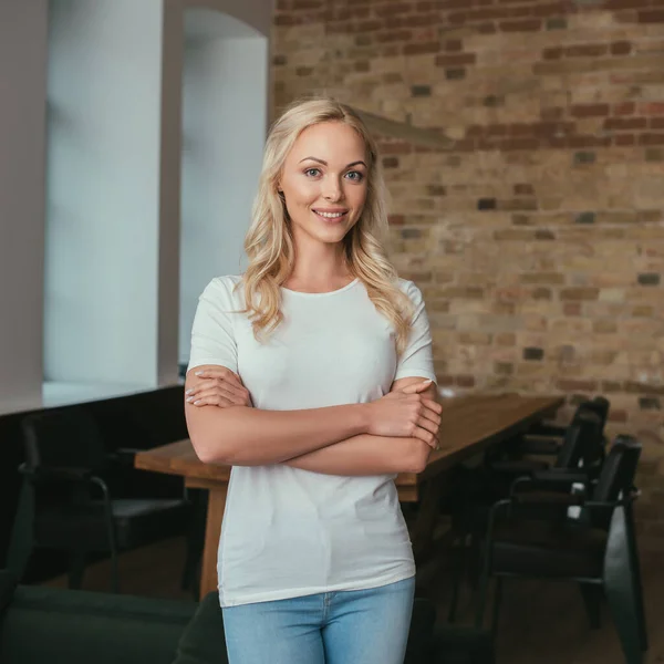 Mujer Rubia Feliz Sonriendo Cámara Mientras Está Pie Casa Con — Foto de Stock