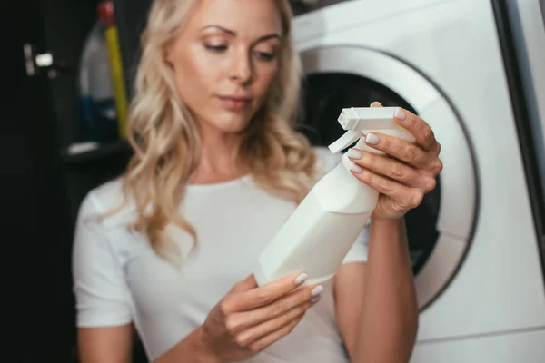 Selektivt Fokus Hemmafru Innehav Sprayflaska Med Tvättmedel Nära Tvättmaskin — Stockfoto