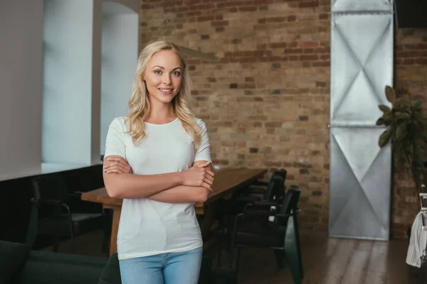 Hermosa Mujer Rubia Sonriendo Cámara Mientras Está Pie Casa Con — Foto de Stock