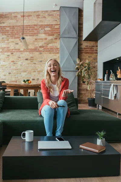 Opgewonden Vrouw Lachen Terwijl Het Kijken Van Thuis — Stockfoto