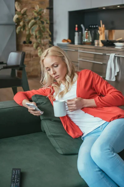 Serious Woman Chatting Smartphone While Sitting Sofa Cup Tea — Stock Photo, Image