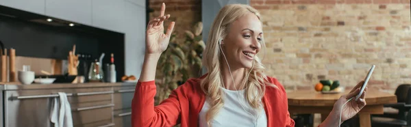 Imagem Horizontal Mulher Feliz Fones Ouvido Ouvindo Música Segurando Smartphone — Fotografia de Stock