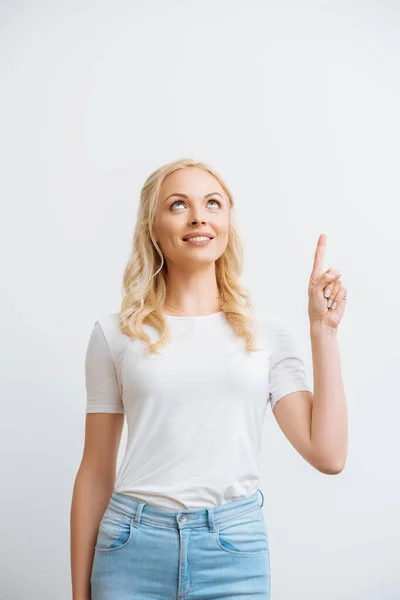 Sorrindo Menina Olhando Para Cima Apontando Com Dedo Isolado Branco — Fotografia de Stock