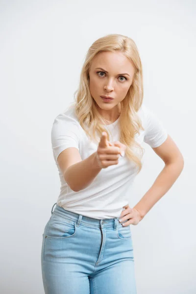 Сердита Блондинка Вказує Пальцем Камеру Ізольовано Білому — стокове фото