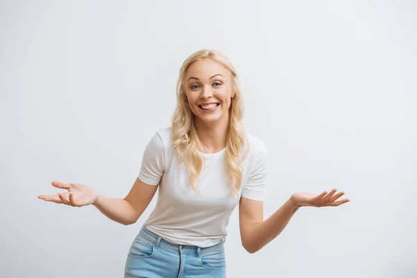 Mujer Rubia Feliz Sonriendo Cámara Mientras Está Pie Con Los — Foto de Stock