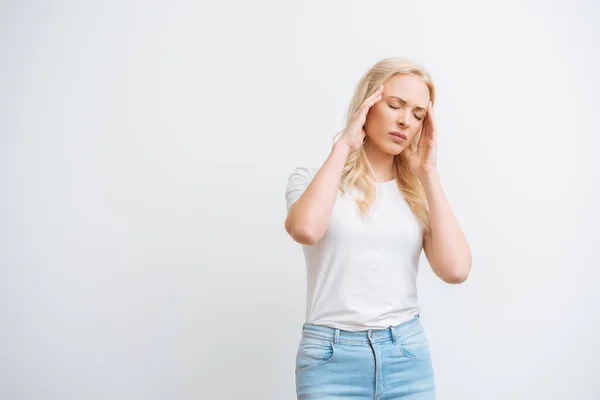 Erschöpfte Frau Mit Geschlossenen Augen Die Den Kopf Berührt Während — Stockfoto