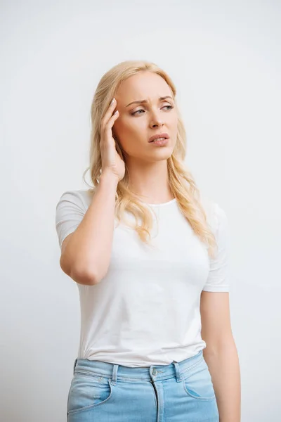 Müde Frau Berührt Kopf Während Sie Unter Kopfschmerzen Leidet — Stockfoto