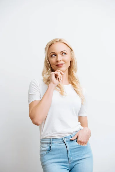 Dromerige Lachende Vrouw Die Wegkijkt Kin Aanraakt Terwijl Hand Hand — Stockfoto