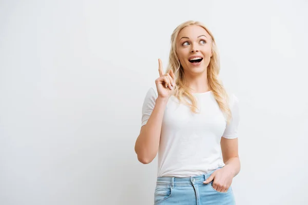 Excited Woman Showing Idea Gesture While Holding Hand Pocket Looking — Stock Photo, Image