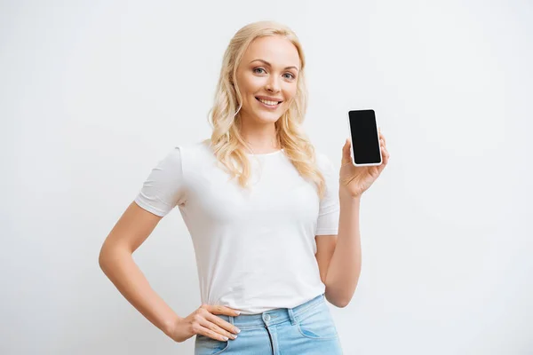 Happy Woman Holding Hand Hip While Showing Smartphone Blank Screen — Stock Photo, Image