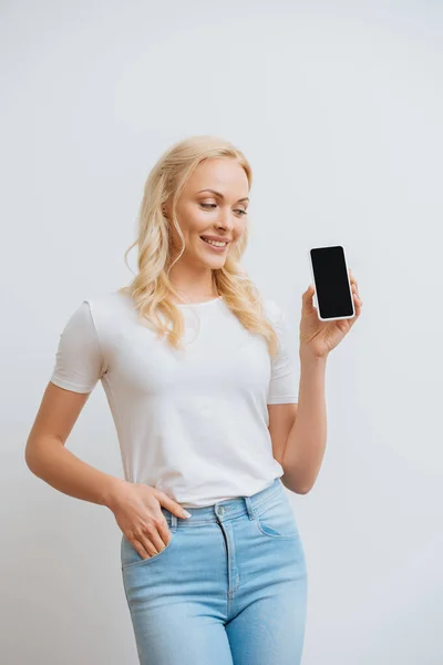 Donna Sorridente Che Tiene Mano Tasca Mentre Guarda Smartphone Con — Foto Stock