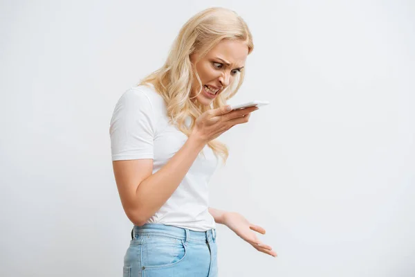 Aggressiva Ragazza Smorfia Durante Videochiamata Smartphone Isolato Bianco — Foto Stock