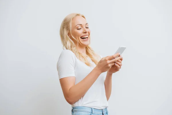 Podekscytowana Dziewczyna Śmieje Się Podczas Wideo Czatu Smartfonie Odizolowany Białym — Zdjęcie stockowe
