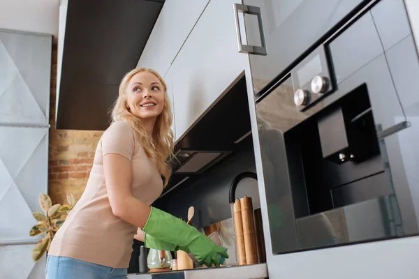 Sorrindo Dona Casa Olhando Embora Enquanto Lavava Pratos Cozinha — Fotografia de Stock