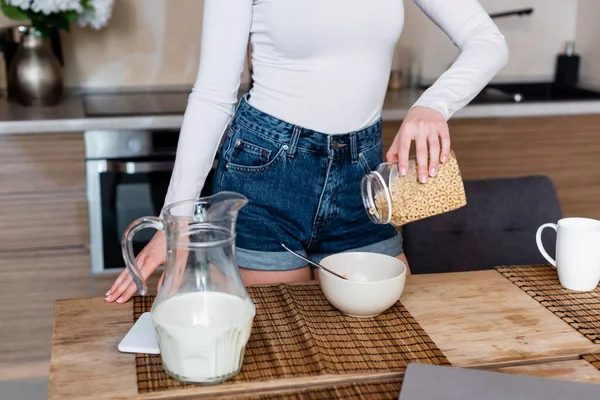 그릇에 옥수수 조각을 용기를 가까이에 우유를 여자의 — 스톡 사진