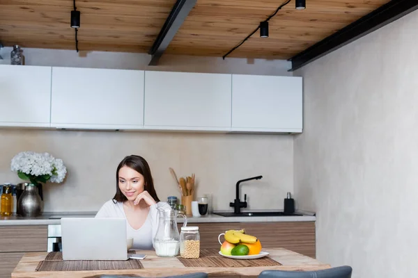 Attractive Freelancer Using Laptop Tasty Breakfast Home — Stock Photo, Image