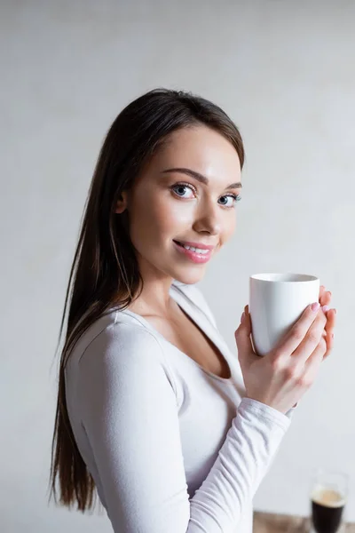 Mujer Alegre Sosteniendo Taza Sonriendo Casa — Foto de Stock