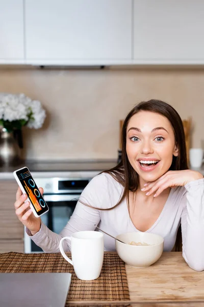 Excited Woman Holding Smartphone Charts Graphs Cup Bowl — Stock Photo, Image