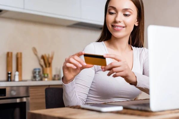 Selektivt Fokus Glad Flicka Som Håller Kreditkort Nära Bärbar Dator — Stockfoto