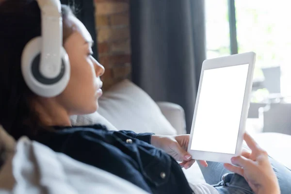 Selective Focus Girl Wireless Headphones Listening Music Using Digital Tablet — Stock Photo, Image