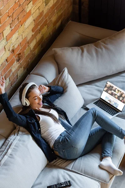 Kyiv Ukraine April 2020 Overhead View Happy Woman Listening Music — Stock Photo, Image