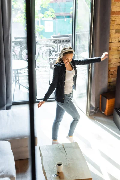 Vrolijke Jonge Vrouw Luisteren Muziek Draadloze Koptelefoon Dansen Woonkamer — Stockfoto