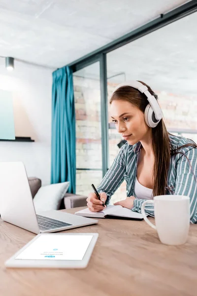 Kyiv Ucrania Abril 2020 Enfoque Selectivo Niña Escritura Auriculares Inalámbricos —  Fotos de Stock