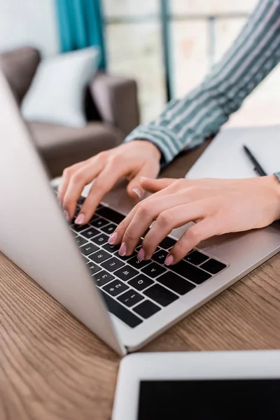 Vue Recadrée Jeune Pigiste Tapant Sur Clavier Ordinateur Portable — Photo