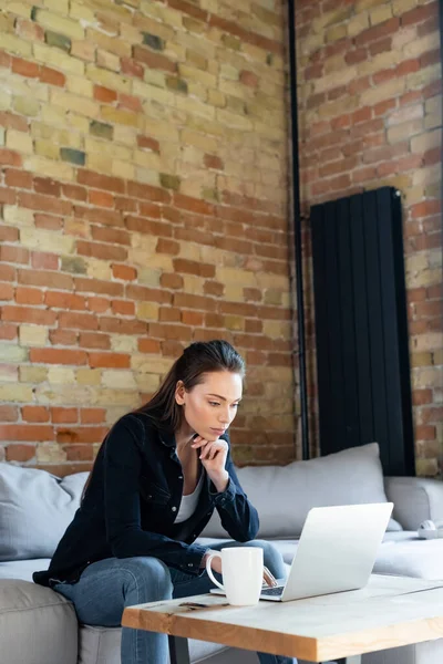 Freelancer Pensativo Usando Laptop Perto Xícara Mesa Café Fotografias De Stock Royalty-Free