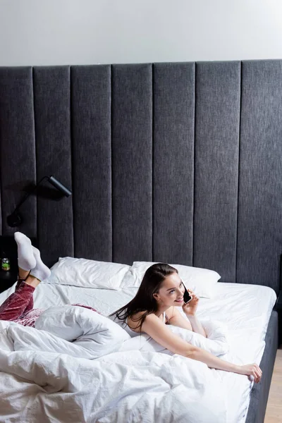 Vrolijk Jong Vrouw Praten Smartphone Terwijl Liggend Bed — Stockfoto