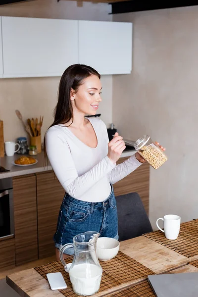 Mujer Feliz Sosteniendo Cuchara Contenedor Con Hojuelas Maíz Cerca Del — Foto de Stock