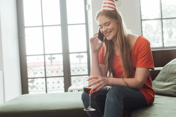 Menina Alegre Tampa Partido Segurando Copo Vinho Tinto Falando Smartphone — Fotografia de Stock