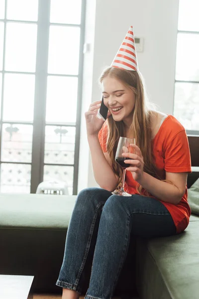 Fille Souriante Dans Chapeau Fête Tenant Verre Vin Rouge Parlant — Photo