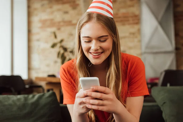 Wanita Muda Ceria Topi Pesta Menggunakan Smartphone — Stok Foto