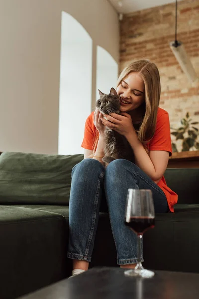 Foco Seletivo Feliz Jovem Segurando Gato Bonito Perto Vidro Vinho — Fotografia de Stock